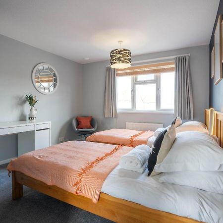 Gatwick Place - 4 Bed 2 Bath Self Contained House With Private Garden Horley Buitenkant foto