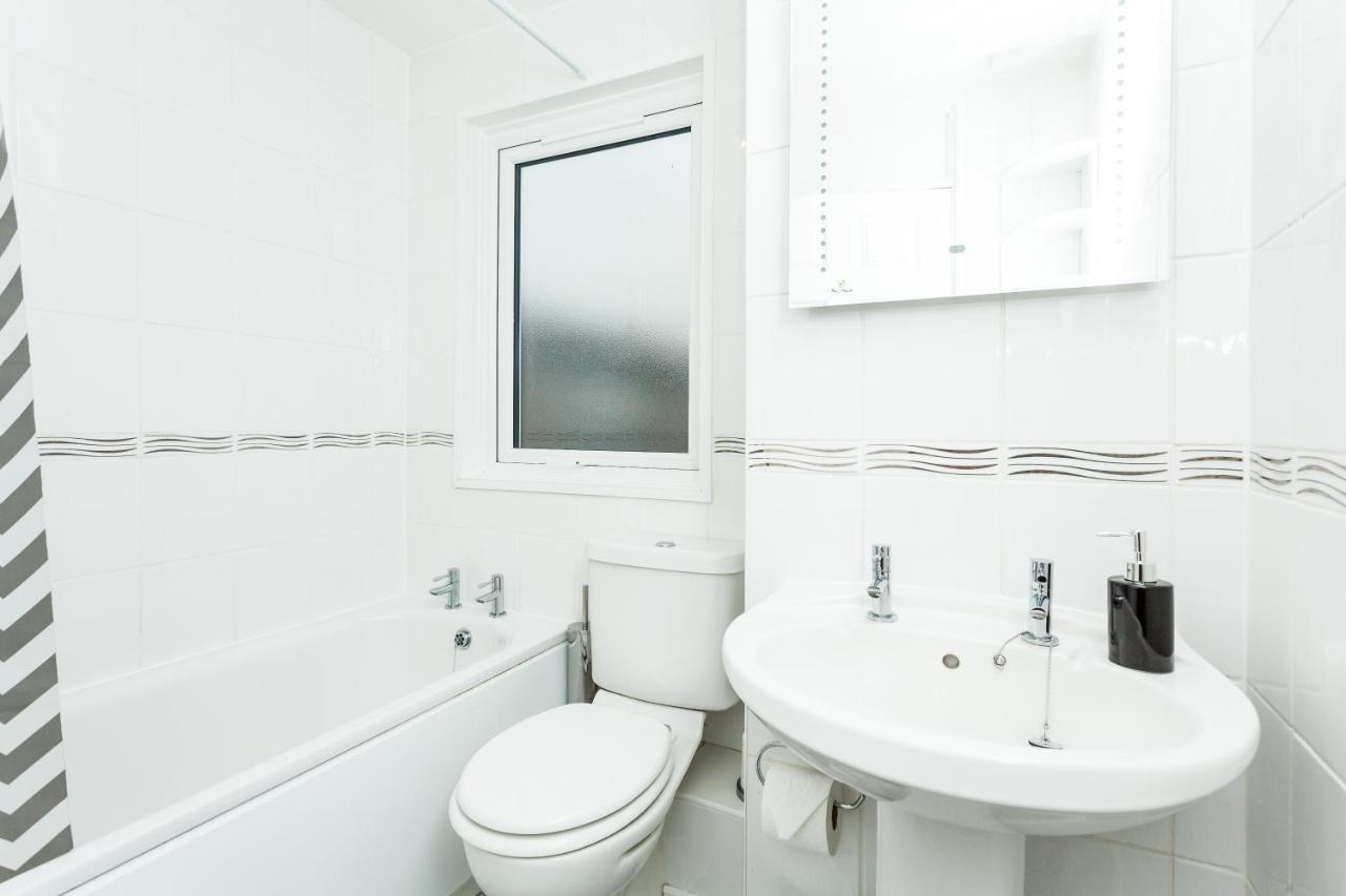 Gatwick Place - 4 Bed 2 Bath Self Contained House With Private Garden Horley Buitenkant foto