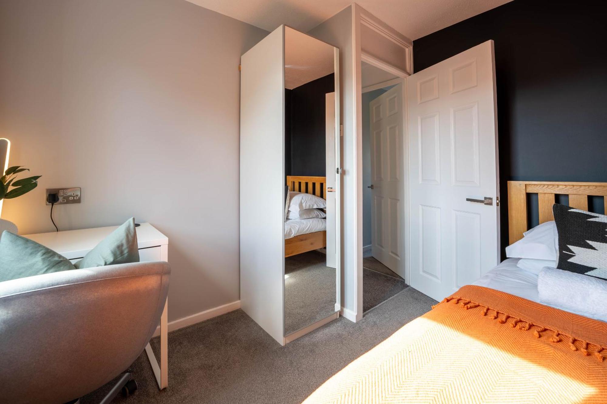 Gatwick Place - 4 Bed 2 Bath Self Contained House With Private Garden Horley Buitenkant foto