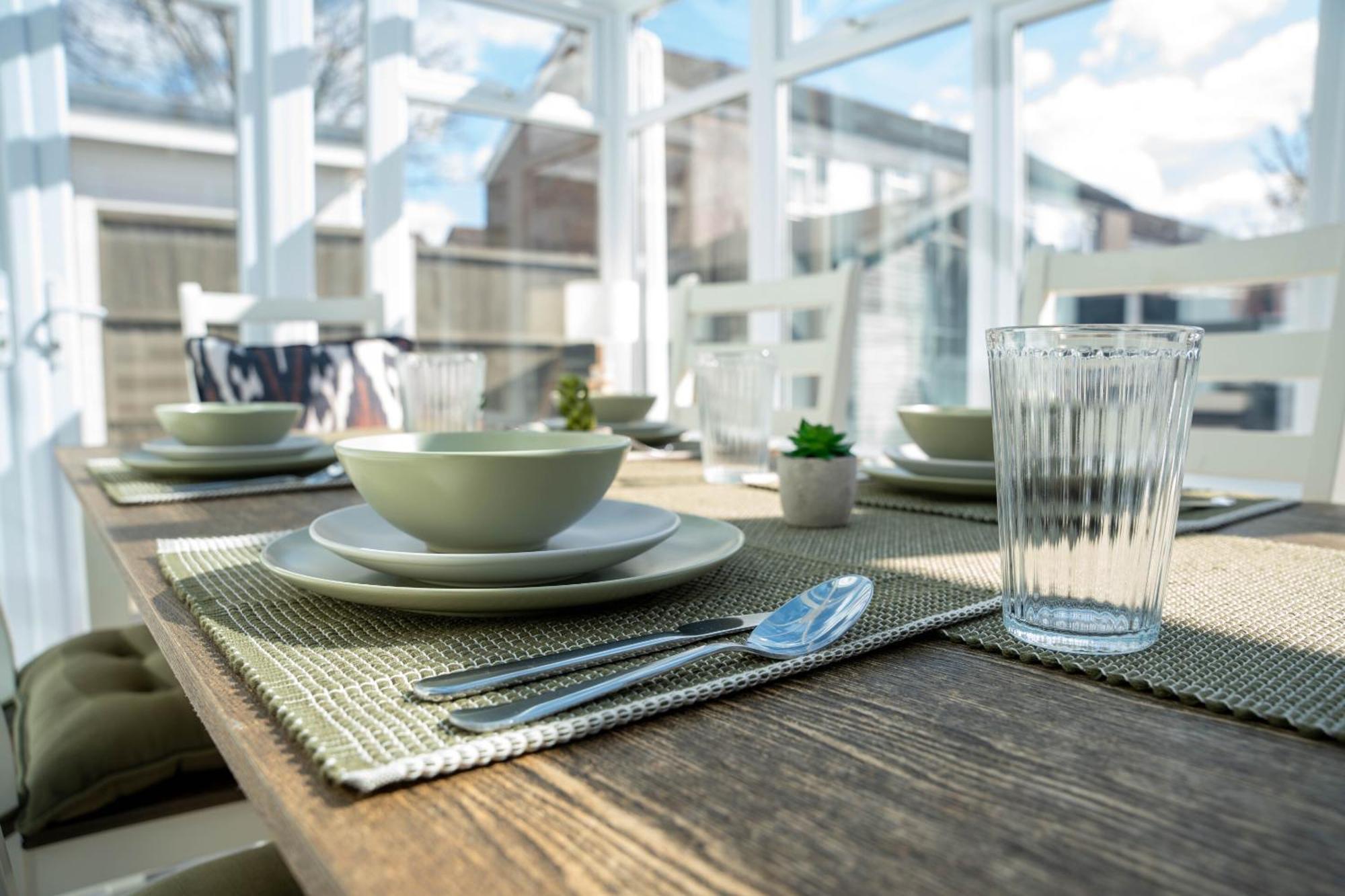 Gatwick Place - 4 Bed 2 Bath Self Contained House With Private Garden Horley Buitenkant foto