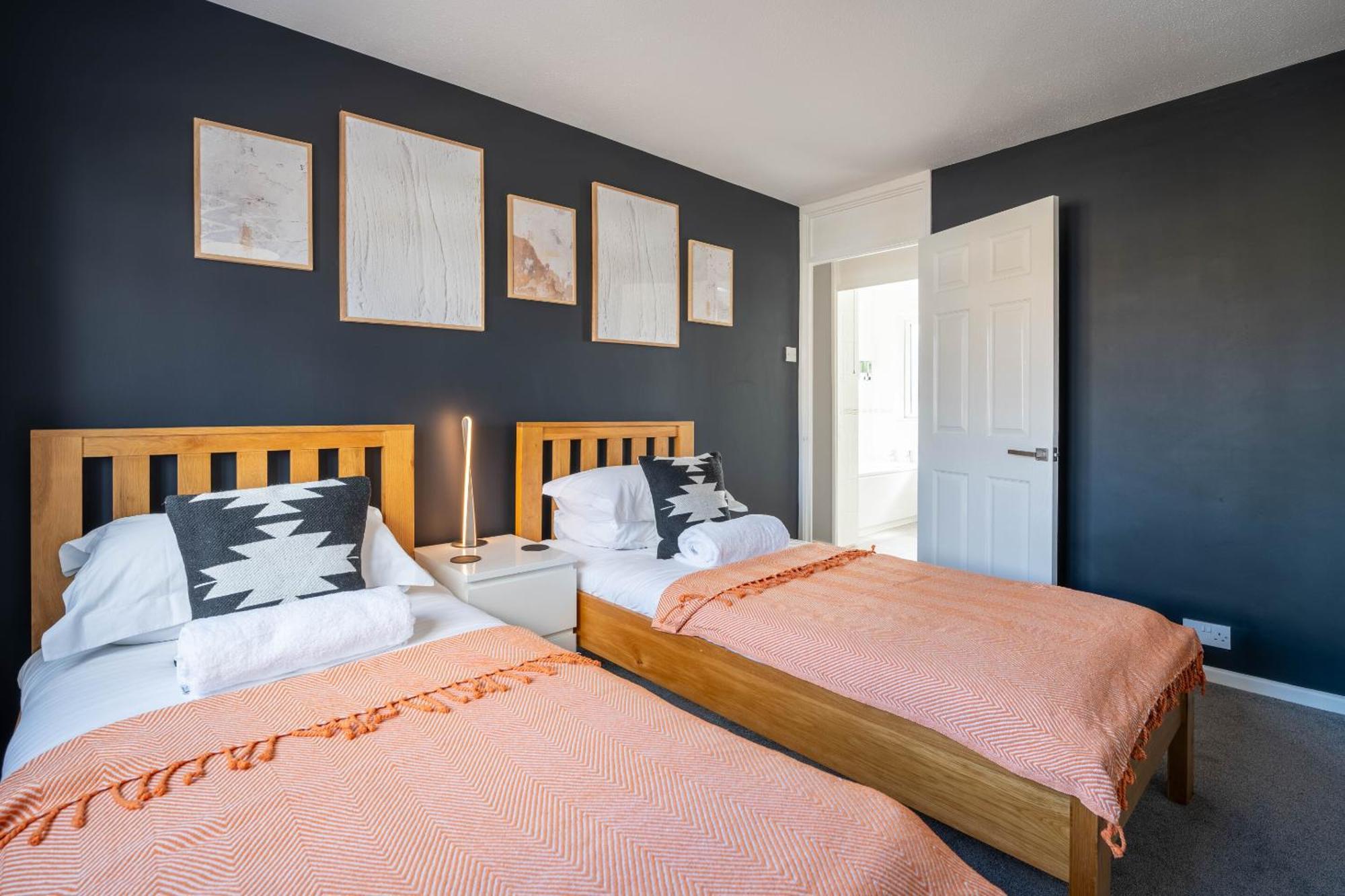 Gatwick Place - 4 Bed 2 Bath Self Contained House With Private Garden Horley Buitenkant foto