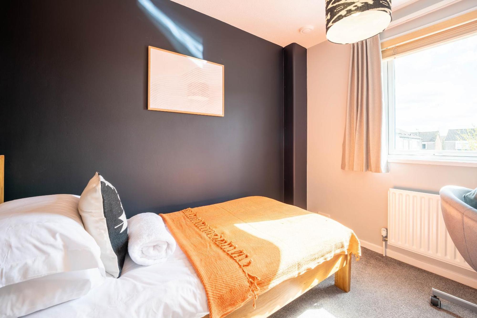 Gatwick Place - 4 Bed 2 Bath Self Contained House With Private Garden Horley Buitenkant foto