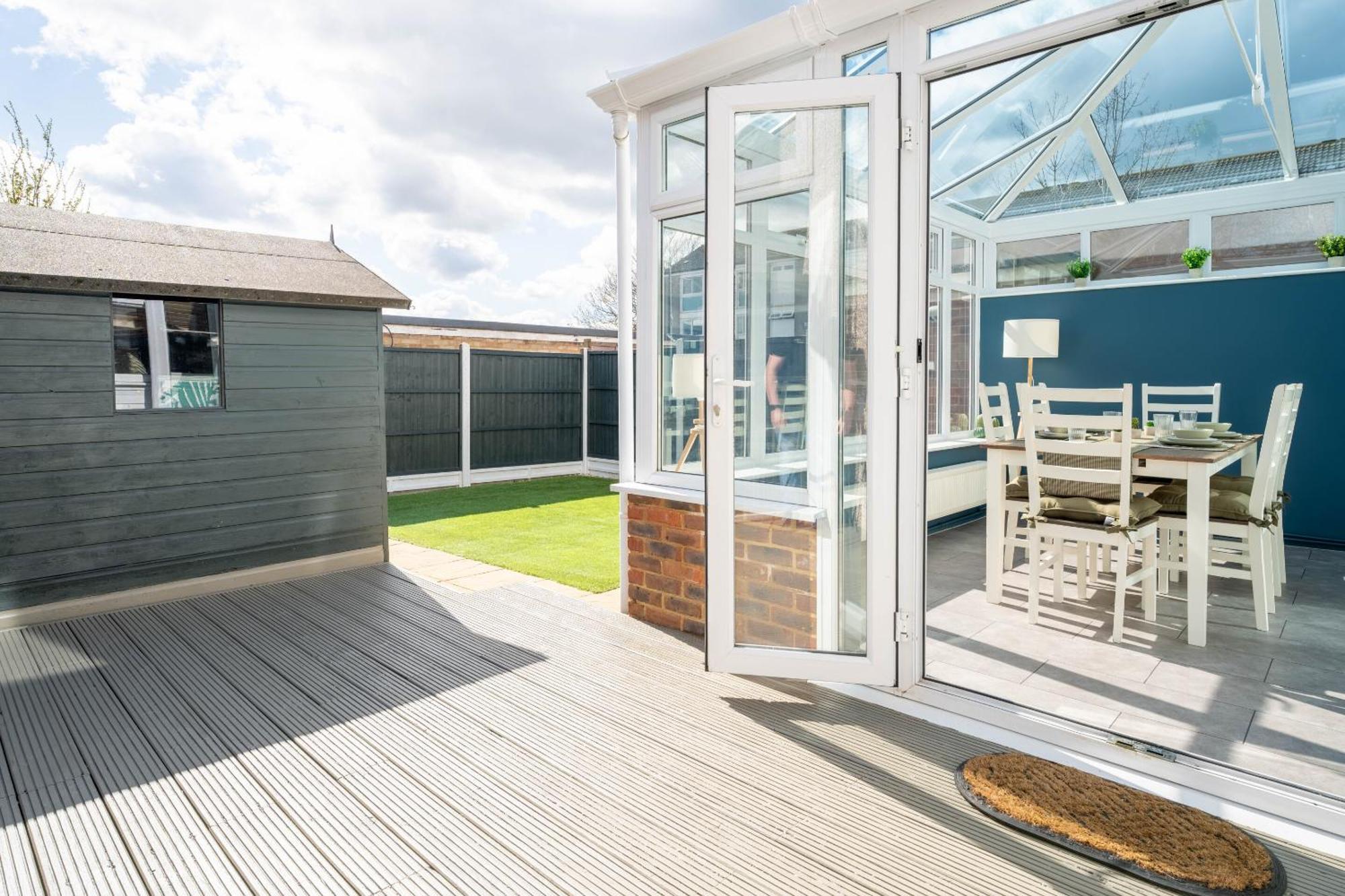 Gatwick Place - 4 Bed 2 Bath Self Contained House With Private Garden Horley Buitenkant foto