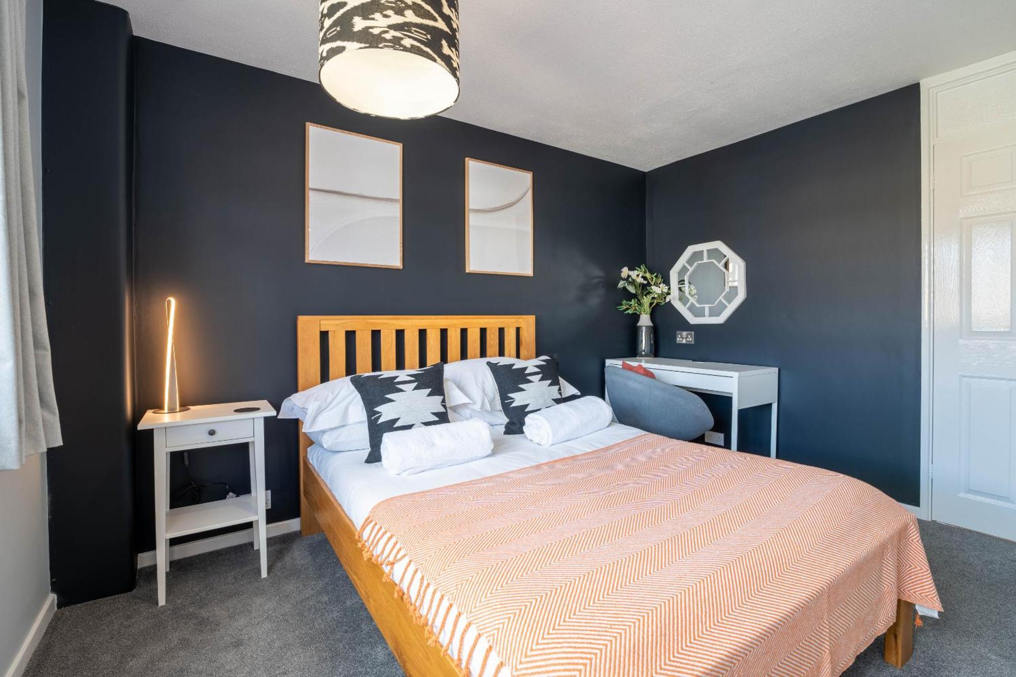 Gatwick Place - 4 Bed 2 Bath Self Contained House With Private Garden Horley Buitenkant foto