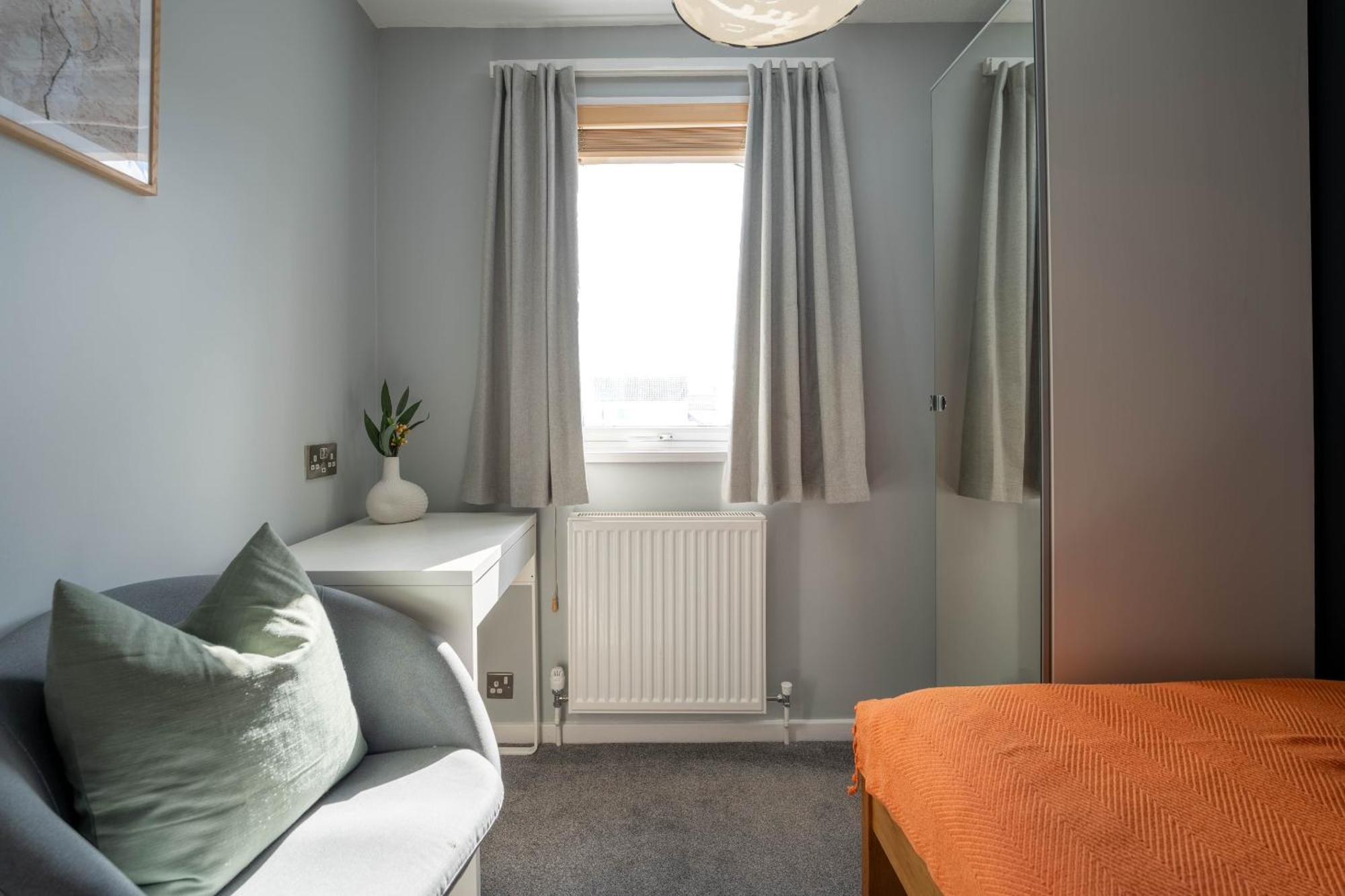 Gatwick Place - 4 Bed 2 Bath Self Contained House With Private Garden Horley Buitenkant foto