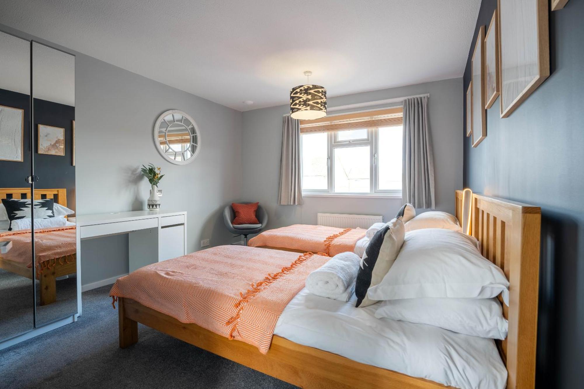 Gatwick Place - 4 Bed 2 Bath Self Contained House With Private Garden Horley Buitenkant foto